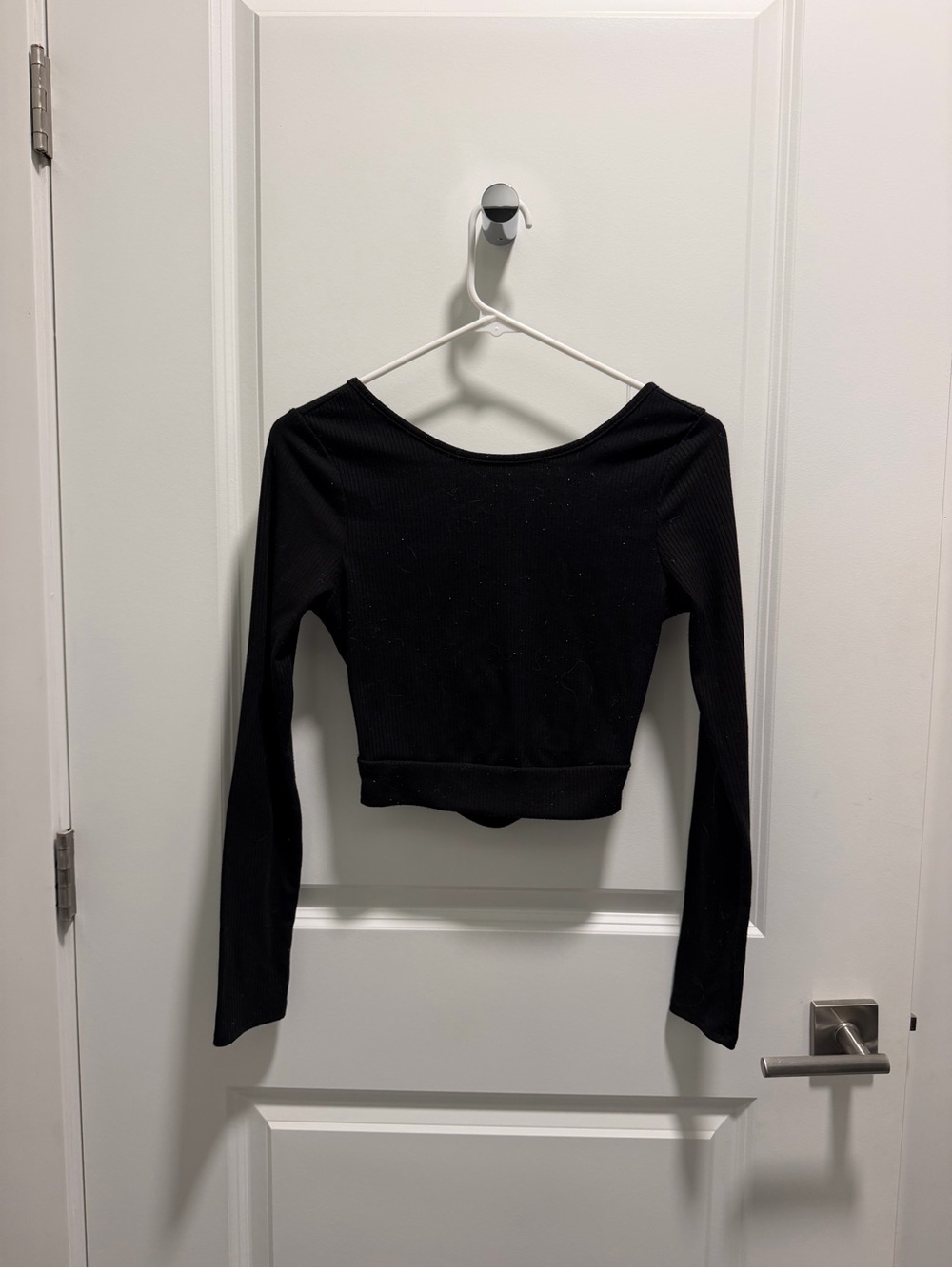 vestique Black Ribbed Long-Sleeve Crop Top